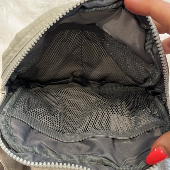 Nwts Gaiam waist pack sidekick fannypack crossbody nylon gray weather resistant - Picture 5 of 5